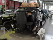 Dieser Adler Diplomat 3 GS von 1938 mit Pullmann-Karosserie von Karmann wurde 1941 mit einem Holzgasgenerator ausgerüstet, da das knappe Benzin hauptsächlich dem Militär zur Verfügung gestellt wurde. (Verkehrszentrum des Deutschen Museums München, August 2020)