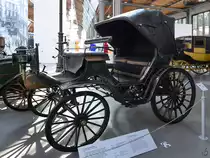 Dieser Daimler Riemenwagen wurde im Jahr 1895 gebaut. (Verkehrszentrum des Deutschen Museums München, August 2020)