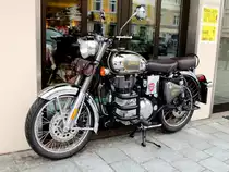 ROYAL-ENFIELD parkt am letzten Tag der Saison vor einem Eissalon in Ried; 201026