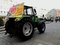 DEUTZ-FAHR DX3.65; anlässlich einer Demo gegen  5G , über welche der Stadtgründer zu Ried Dietmar der Anhanger mit seinem Bundschuh wacht; 201010