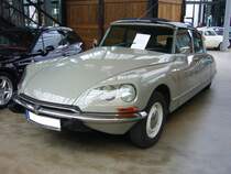 Citroen DS19. Die DS wurde auf dem Pariser Salon 1955 vorgestellt und war dort der absolute Publikumsmagnet. Die gezeigte DS wurde nach 1967 produziert. Dieses an den verbauten Doppelscheinwerfern erkenntlich. Angetrieben wird das Auto mit der legendären, hydropneumatischen Federung von einem Vierzylinderreihenmotor mit einem Hubraum von 1985 cm³ und einer Leistung von 90 PS. Classic Remise Düsseldorf am 26.11.2020.