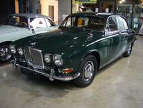 Jaguar 420, gebaut von 1966 bis 1968. Der Jaguar 420 war als mittleres Modell in der Modellpalette von Jaguar gedacht. Der Reihensechszylinder mit einem Hubraum von 4.235 cm³ wurde von einem Zweifachvergaser mit Kraftstoff versorgt, während im Oberklassenmodell Mark X der baugleiche Motor von einer Dreifachvergaseranlage versorgt wurde. Die Motorleistung beträgt 249 PS. Hier wurde eines von 7.172 produzierten, rechtsgelenkten Modellen abgelichtet. Classic Remise Düsseldorf am 26.11.2020.