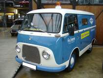 Ford Taunus Transit Kastenwagen mit der Werbebeschriftung eines Reifendienstes, gebaut von 1961 bis 1965. Als Ford FK 1000 wurde dieses Lieferwagenmodell bereits im März 1953 vorgestellt. Im Januar 1961 wurde der Lieferwagen, der wahlweise für 800, 1000 und 1250kg Nutzlast ausgelegt werden konnte, in Taunus Transit umbenannt. Der Vierzylinderreihenmotor mit einem Hubraum von 1498 cm³ mit einer Leistung von 55 PS stammt aus dem Ford Taunus 15M. Classic Remise Düsseldorf am 26.11.2020.
