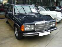 Mercedes Benz W123 250 aus dem Jahr 1979. Die Baureihe W123 wurde im Januar 1976 vorgestellt und entpuppte sich sofort als  Verkaufsschlager . Der abgelichtete W123 ist mit dem damals neuen Sechszylinderreihenmotor ausgestattet. Dieser Sechszylinderreihenmotor mit einem Hubraum von 2525 cm³ und einer Leistung von 129 PS galt als  sehr trinkfest . Classic Remise Düsseldorf am 26.11.2020.