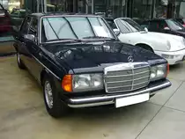 Mercedes Benz W123 250 aus dem Jahr 1979. Die Baureihe W123 wurde im Januar 1976 vorgestellt und entpuppte sich sofort als  Verkaufsschlager . Der abgelichtete W123 ist mit dem damals neuen Sechszylinderreihenmotor ausgestattet. Dieser Sechszylinderreihenmotor mit einem Hubraum von 2525 cm³ und einer Leistung von 129 PS galt als  sehr trinkfest . Classic Remise Düsseldorf am 26.11.2020.