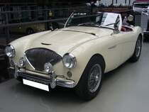 Austin Healey 100/4 BN 1 des Jahrganges 1955 im Farbton old english white. Im Oktober 1952 stellte Donald Healey auf der Earls Court Motorshow in London sein neues Modell Healey 100 vor. Der Chef der BMC ( B ritish M otor Corporation), Sir Leonard Lord war von dem Sportwagen derart begeistert, das er mit Donald Healey die Serienproduktion durch die BMC unter der Typenbezeichnung Austin-Healey 100 vereinbarte. Von diesem Modell wurden 5.348 Einheiten im BMC-Werk Longbridge bei Birmingham produziert. Der Vierzylinderreihenmotor hat bei diesem Auto einen Hubraum von 2660 cm³ und leistet 108 PS. Classic Remise Düsseldorf am 26.11.2020.