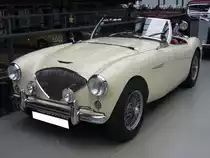 Austin Healey 100/4 BN 1 des Jahrganges 1955 im Farbton old english white. Im Oktober 1952 stellte Donald Healey auf der Earls Court Motorshow in London sein neues Modell Healey 100 vor. Der Chef der BMC ( B ritish M otor Corporation), Sir Leonard Lord war von dem Sportwagen derart begeistert, das er mit Donald Healey die Serienproduktion durch die BMC unter der Typenbezeichnung Austin-Healey 100 vereinbarte. Von diesem Modell wurden 5.348 Einheiten im BMC-Werk Longbridge bei Birmingham produziert. Der Vierzylinderreihenmotor hat bei diesem Auto einen Hubraum von 2660 cm³ und leistet 108 PS. Classic Remise Düsseldorf am 26.11.2020.