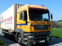 .....MAN TGA18.360 kehrt nach ein paar Minuten zur  Fotostelle  zur�ck, und erkundigt sich, ob dies eine  Polizeiliche Erfassung  war; 090410
Sollte man evtl. doch nicht Brummis bei ihren Fahrten ablichten ;-)