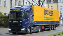 Die DACHSER Group SE & Co. KG mit einem Sattelzug, ich denke auch eine neuere SCANIA S ??? 
Zugmaschine der Spedition LOCA Logistik GmbH am 30.11.20 Berlin Karlshorst. 