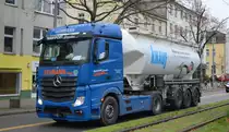 Das Transportunternehmen LEHMANN GmbH mit einem Silo-Sattelzug für Baustoffe der Fa. KNAUF (Putz u.a.) mit MB ACTROS 1842 Zugmaschine am 30.11.20 Berlin Karlshorst. 