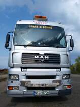 Frontansicht eines MAN TGA 450 einer Schaustellerfirma mit extra schwere Rangierkupplung.