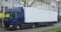 Ein Kühlthermo Sattelzug mit SCANIA S ??? Zugmaschine der Spedition LOCA Logistik GmbH für DACHSER am 30.11.20 Berlin Karlshorst.