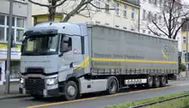 Die Spedition S.W.L. (SVEN WALTER LOGISTIK) aus Berlin mit einer RENAULT TRUCKS ??? Zugmaschine + Auflieger am 30.11.20 Berlin Karlshorst.