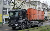 Die Fa. O-Bautec Abbruch GmbH mit einem MB AROCS 3248 Abrollkipper (Selbstlader) am 30.11.20 Berlin Karlshorst.