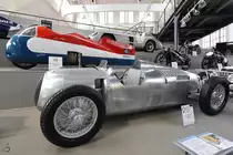 Ein Auto Union Typ C Grand Prix von 1936/37, dahinter das NSU Weltrekordmotorrad Delphin III von 1956, so gesehen Mitte August 2020 im Verkehrszentrum des Deutschen Museums München.