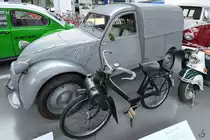 Ein Motorfahrrad Velosolex Typ 3800 aus dem Jahr 1968, dahinter ein Citroen 2CV AZU 250 Fourgonnette von 1955. (Verkehrszentrum des Deutschen Museums München, August 2020) 