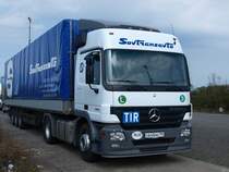 Ein Russischer Actros 1841 von Mercedes steht am Aachener Westbahnhof mit zugezogenen Gardinen und wartet die Osterfeiertage ab bis er weiter fahren darf.  