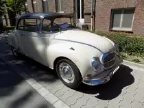 DKW Auto Union 1000S de Luxe Coupe, produziert von Februar 1962 bis Juli 1963. Das 1000S de Luxe Coupe war die letzte Version dieser klassischen DKW-Baureihe. In diesem Modell wurden bereits Scheibenbremsen und eine Frischölautomatik verbaut. Für ein solches Fahrzeug musste man mindestens DM 7125,00 auf die Theke des DKW-Händlers legen. Der Dreizylinderreihenzweitaktreihenmotor leistet 50 PS aus einem Hubraum von 980 cm³. Oldtimertreffen der Oldtimerfreunde Schermbeck in Lühlerheim im Spätsommer 2018.