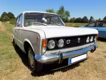 FSO-Polski Fiat 125 P, gebaut von 1967 bis 1980. Wie der Name es schon verrät, ist der bei FSO hergestellte Polski Fiat 125 P ein fast identischer Lizenzbau des Fiat 125. Im Gegensatz zum Fiat 125, den man nur als viertürige Limousine bestellen konnte, gab es den 125P auch als Kombimodell und Pickup. Die Motoren wurden allerdings bei FSO produziert. Der Käufer konnte zwischen zwei Vierzylinderreihenmotoren wählen: 1295 cm³ Hubraum mit 54 PS oder 1481 cm³ Hubraum mit 60 PS. Der Gezeigte 125 P ist mit dem 1500´er Motor ausgerüstet und stammt aus dem Jahr 1972. Oldtimertreffen des Oldtimerclubs Schermbeck in Lühlerheim im Spätsommer 2018.