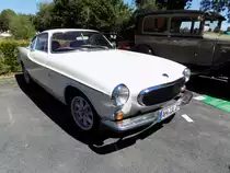 Volvo P 1800 S, gebaut von 1963 bis 1972. Das von Frua gezeichnete Coupe stand bereits ab 1961 bei den Volvo-Händlern. Anfangs wurde der Wagen bei Jensen in West Bromwich/GB montiert. Aufgrund von Qualitätsmängeln, wurde die Produktion 1963 ins Volvo-Stammwerk Lundby bei Göteborg verlegt. Die hier produzierten Fahrzeuge sind am Buchstaben S (für Schweden) in der Typenbezeichnung erkennbar. Von 1961 bis 1968 hatte der P 1800 einen Vierzylinderreihenmotor mit einem Hubraum von 1778 cm³ und 103 PS. Nach den Werksferien 1968 wurde ein Motor mit einem Hubraum von 1985 cm³ und 124 PS verbaut. Oldtimertreffen des Oldtimerclubs Schermbeck in Lühlerheim im Spätsommer 2018.