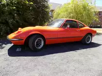 Opel GT/J, produziert in den Jahren von 1971 bis 1973. Der Opel GT stand ab August 1968 in den Verkaufsräumen der Opel Händler. Ab März 1971 ergänzte das GT/J Modell die Produktpalette. Bei diesem Modell waren, alle sonst verchromten Bauteile, mattschwarz eingefärbt. Diese Maßnahme sollte, das junge, sportlich ausgerichtete Kundenklientel ansprechen. Der GT/J war nur mit dem 1897 cm³ großen Vierzylinderreihenmotor mit 90 PS lieferbar. Oldtimertreffen des Oldtimerclub Schermbeck in Lühlerheim im Spätsommer 2018.