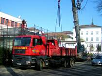 MAN mit Bauschuttcontainer wird gerade mit Abribetonplatten beladen;090410