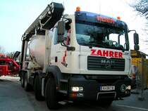 MAN TGA35.430 liefert Fertigbeton und beschickt einen Betonpumpenwagen bei der Krankenhausbaustelle in Ried i.I.; 090409