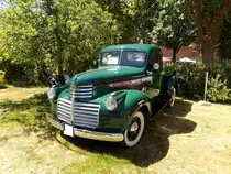 GMC Series CC 0.5to Truck im Farbton provencal green aus dem Jahr 1941. Für einen solchen Truck musste man im Jahr mindestens US$ 648,00 berappen. Laut dem Pickup und Van Spotters Guide wurde dieses Modell während der Dauer von WW2 weiter produziert. Erst im Jahr 1948 wurde dieser Typ durch die Modelle der Series FC abgelöst. Der Sechszylinderreihenmotor hatte wahlweise einen Hubraum von 228 cui (3736 cm³/93 PS) oder 236 cui (3867 cm³/97 PS). Oldtimertreffen des Oldtimerclubs Schermbeck in Lühlerheim im Spätsommer 2018.
