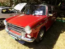 Austin 1300GT aus dem Jahr 1973. Bei der BMC (B ritish M otor C orporation) war das sogenannte badge engineering an der Tagesordnung. Es bedeutet, dass das Auto (evtl. mit kleinen optischen Änderungen) unter mehreren Markennamen verkauft wurde. Als Morris 1100 wurde dieses Auto bereits 1962 vorgestellt. Es war als zwei- und viertürige Limousine lieferbar. Später wurde die Autos auch unter dem Label von Austin, MG, Riley und Wolseley verkauft. Für den südeuropäischen Markt wurde die Autos bei Innocenti in Lambrate bei Mailand montiert. Im Jahr 1969 erhielt das Modell als Austin 1300GT eine sportliche Note. Angetrieben wird der Wagen von einem Vierzylinderreihenmotor, der aus einem Hubraum von 1275 cm³ 71 PS leistet. Oldtimertreffen des Oldtimerclubs Schermbeck in Lühlerheim im Spätsommer 2018.