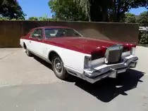 Lincoln Continental Mark IV Coupe des Modelljahrganges 1975. In diesem Modelljahr setzte Lincoln, eine Division der Ford Motor Company, 47.145 Einheiten dieses Luxuscoupes ab. Der Einstiegspreis lag bei US$ 11.082,00. Angetrieben wird dieses Luxuscoupe von einem V8-Motor mit einem Hubraum von 7536 cm³. Dieser Motor leistet 200 PS und kann das Auto auf eine Höchstgeschwindigkeit 190 km/h beschleunigen. Dann fließen allerdings auch bis zu 25 Liter Kraftstoff durch den Motorcraft-Vierfachvergaser. Oldtimertreffen des Oldtimerclubs Schermbeck in Lühlerheim im Spätsommer 2018.