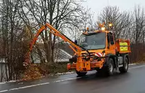 =Unimog des Bauhofes der Stadt HÜNFELD bei Freischneidearbeiten im Stadtgebiet, 12-2020