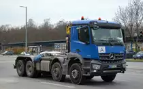 MB AROCS 3248 Abrollkipper ohne Abrollbehälter am 04.12.20 Berlin Marzahn. 