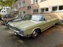 Chrysler Newport Custom des Jahrganges 1968. Von diesem Coupemodell wurden im Jahr 1968 38.317 Einheiten gefertigt. Bei der Motorisierung konnte der Kunde zwischen einem 6.3 und einem 7.2 Liter V8-motor wählen. Der Farbton müsste sich Amber Sherwood metallic nennen. 10. Duke of Downtown am 01.09.2018 in Essen-Rüttenscheid.