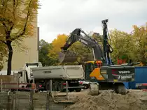 VOLVO EC 300 ENL  am 27.10.2020 beim Beladen eines Kippsattelzuges in Berlin.