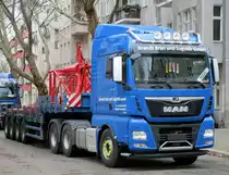 MAN TGX 33.540 Schwerlast-Sattelzug am 11.02.2020 in Berlin.