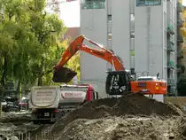 ZAXIS 250 LCN  Raupenbagger am 22.10.2020 beim Beladen eines Kippsattelzuges in Berlin