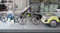 Das Hercules Clean Mobile mit Brennstoffzellenantrieb im Anhänger und das Linde H2 Bike mit einer kompakten Brennstoffzelle. (Verkehrszentrum des Deutschen Museums München, August 2020)