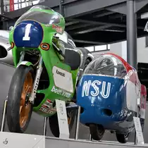 Eine Kawasaki KR 350 aus dem Jahr 1980, dahinter das NSU Weltrekordmotorrad Delphin III von 1956. (Verkehrszentrum des Deutschen Museums München, August 2020)