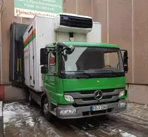 =MB Atego als Kühltransporter steht zur Beladung am Schlachthof in Fulda, 11-2020