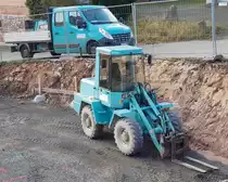 =Zeppelin-Radlader des Bauunternehmens FLEISCHMANN steht auf einer Baustelle in Petersberg, 11-2020