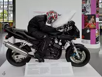 Eine Yamaha FZS 600 Fazer mit Airbag aus dem Jahr 2006, so gesehen Mitte August 2020 im Verkehrszentrum des Deutschen Museums München.