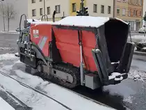 =Wirtgen Super 800 vom Bauunternehmen KÜLLMER steht im Dezember 2020 in Fulda