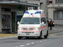 Der VW Rettungswagen  SZ 3483 unterwegs in der Stadt Schwyz am 28.03.2009