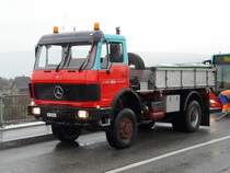 VB Biel - Der Abschleppdiesntwagen Mercedes Nr.212  BE 1000 U auf der Aarebrcke in Brgg beim anhngen eines Liegengeblieben Linienbusses der VB Biel am 28.03.2009