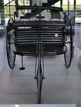 Der Benz Patent Motorwagen aus dem Jahr 1886 ist Teil der Ausstellung im Verkehrszentrum des Deutschen Museums München. (August 2020)