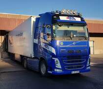 =Volvo FH-Sattelzug der Spedition BOS steht im Dezember 2020 am Schlachthof in Fulda