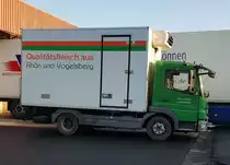 =MB Atego als Kühltransporter steht am Schlachthof in Fulda, 12-2020