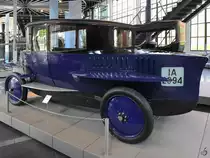 Dieser unter aerodynamischen Gesichtspunkten von Edmund Rumpler entwickelte Tropfenwagen stammt aus dem Jahr 1922 und ist eines von 2 erhaltenen Exemplaren. (Verkehrszentrum des Deutschen Museums München, August 2020)