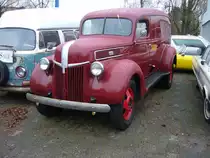 Dieser 1.5to Ford Delivery Van mit hinterer Zwillingsbereifung aus dem Jahr 1941 wurde ursprünglich als Sanitätsfahrzeug an die US-Army ausgeliefert. Warum er nicht auf einem der Kriegsschauplätze von WW2 Dienst tat, bleibt wohl für immer unbeantwortet. Irgendwann wurde er in einer Scheune in Arizona abgestellt und 1975 wieder entdeckt. In diesem Jahr erhielt er auch seine dunkelrote Lackierung. Angetrieben wird der Truck von einem V8-Flathead-Motor mit einem Hubraum von 3916 cm³ und leistet 90 PS. Die Höchstgeschwindigkeit wurde mit 80 km/h angegeben. Essen-Kettwig am 12.12.2020.