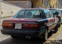 Rückansicht: Toyota Camry aus den 80ern, fotografiert in Juli 2020.